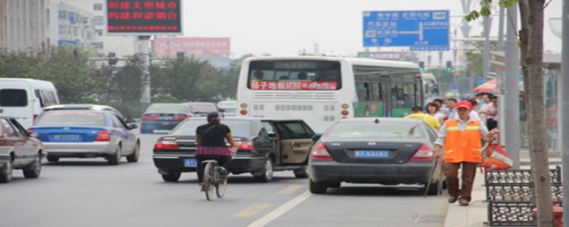 红绿灯上下人怎么处罚，路边停车下人算违章吗