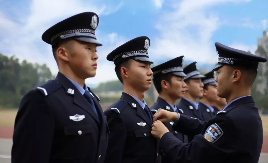 读警校必修第一课，弄清楚肩章警衔和警察相对应的行政级别