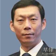 我是学校教师，值班时校外七名社会闲散人员进入学校对我同事及校长进行殴打我有没有办法告学校_值班