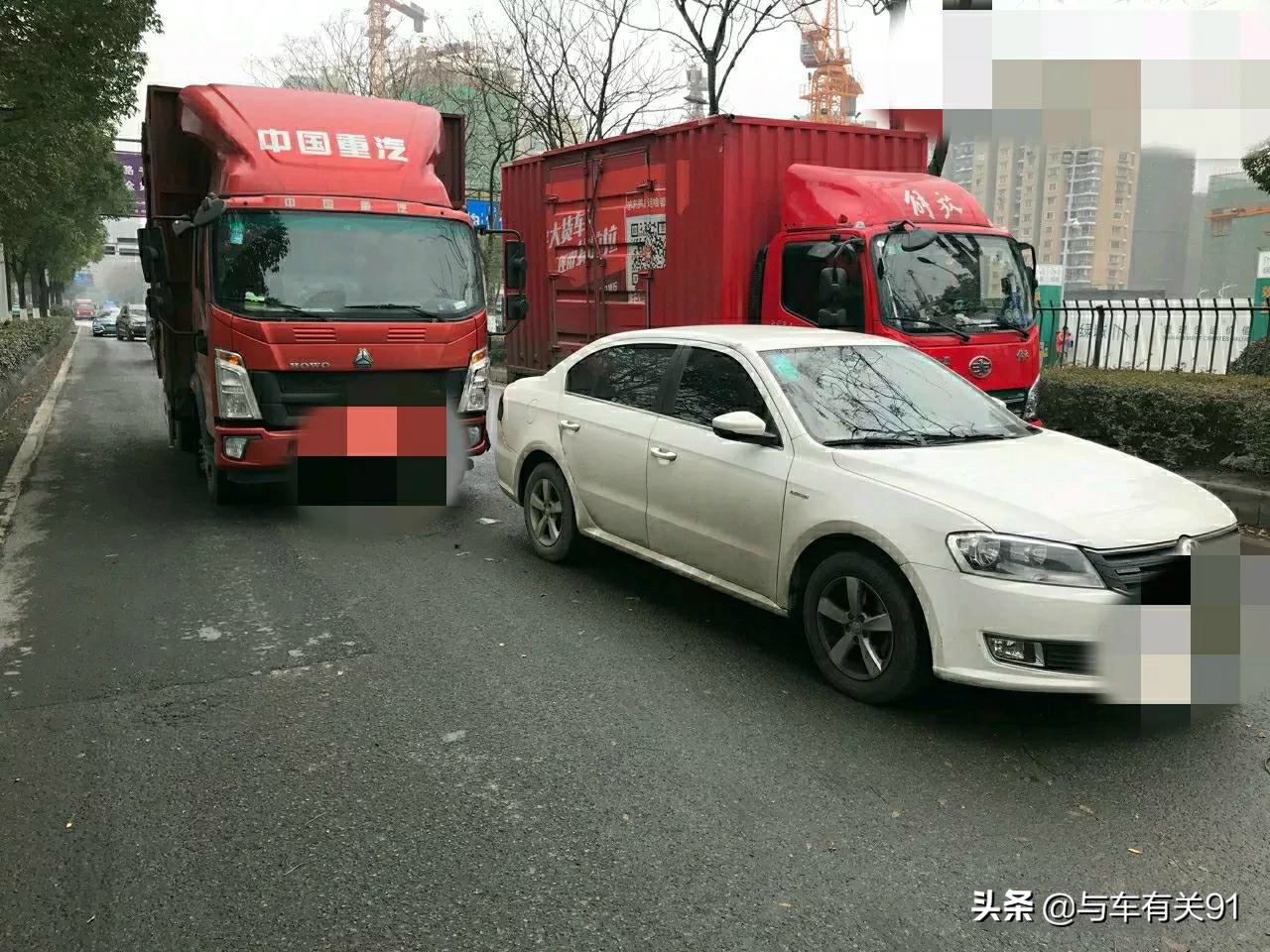 正常行驶被后车追尾，不但被判全责，还被罚款200，这是为什么