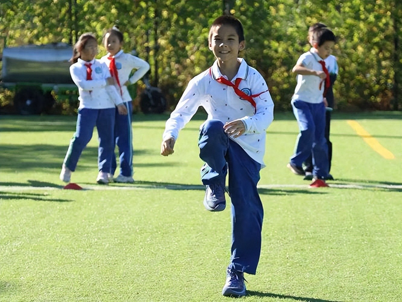 教育局回应老师让小学生深蹲数百下：已成立调查组，正调查！