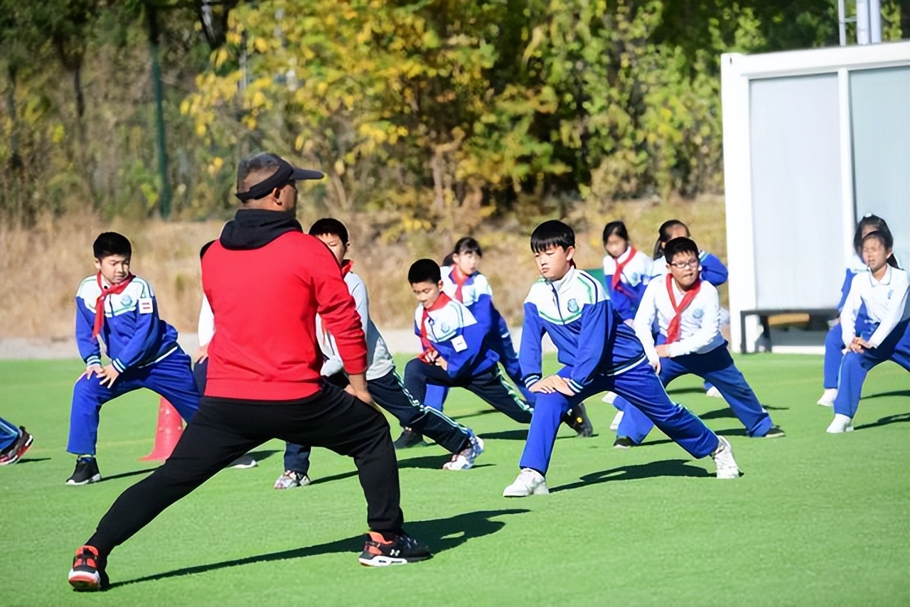 教育局回应老师让小学生深蹲数百下：已成立调查组，正调查！